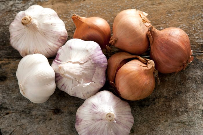 foods fight inflamation pain onion garlic
