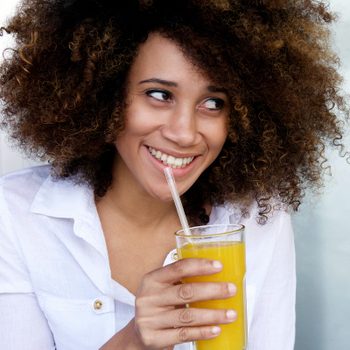 01-vitmin-c-foods-drinking-orange-juice