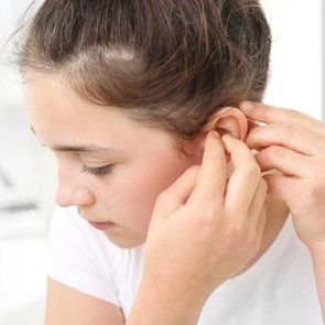 04_Earache_Ear_infection_home_remedies_every_parent_know_wiggle_ears_robertprzybysz
