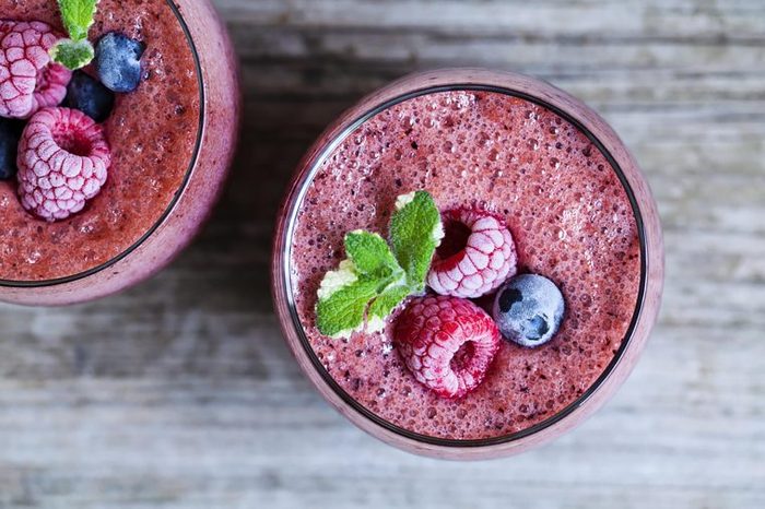 smoothies with berries and mint