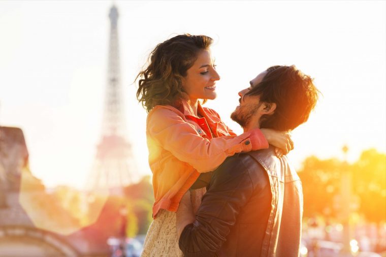 에펠 탑으로 포옹하는 커플