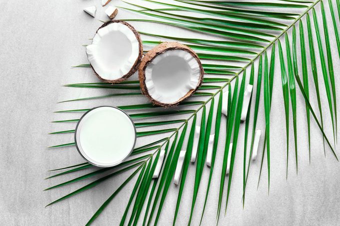 Mitades de coco con hojas de palma