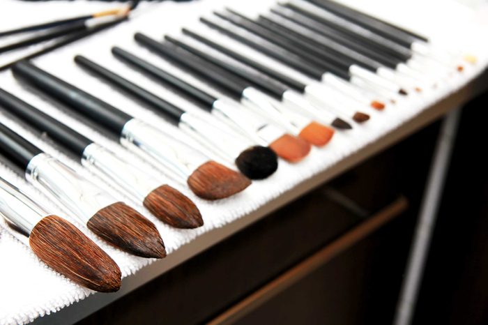A line of brushes in a row.
