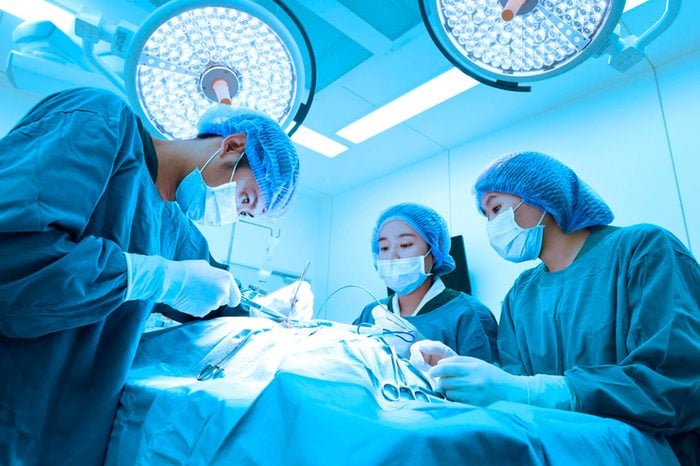 chirurghi che lavorano sull'addome di un paziente