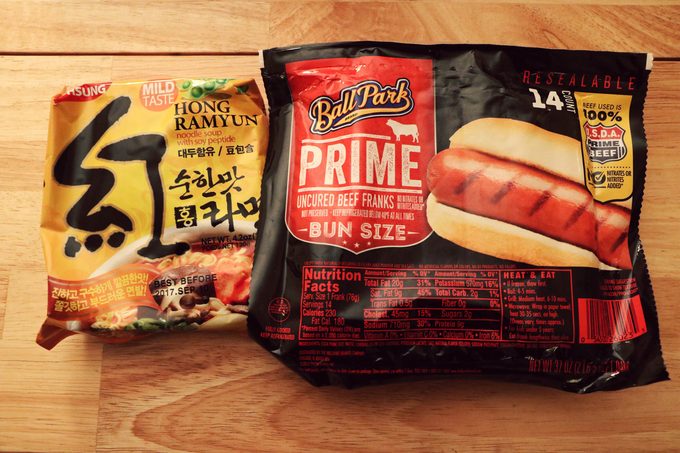Pacchetto di noodle ramen e pacchetto di hot dog