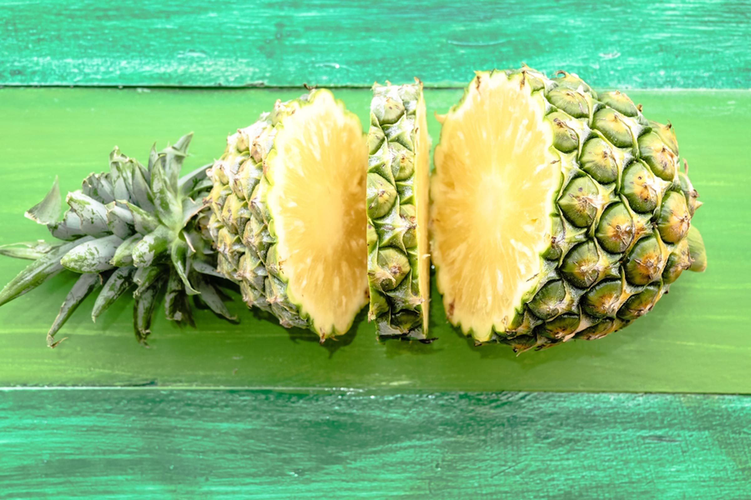 sliced pineapple