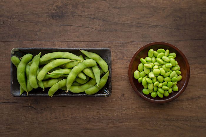 whole and shelled edamame in two bowls