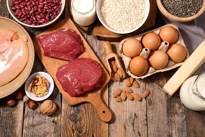 Carne, pollo, uova, fagioli e altre fonti di proteine.