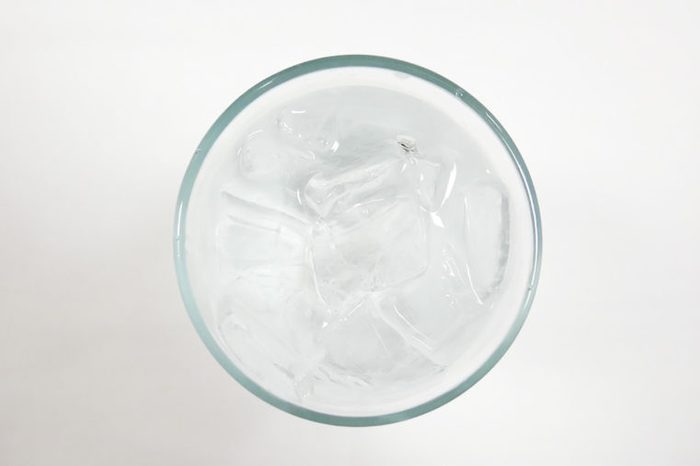 لیوان آب یخ