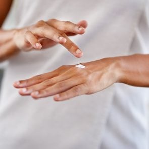 woman applying moisturiser to her hands psoriasis skin remedy
