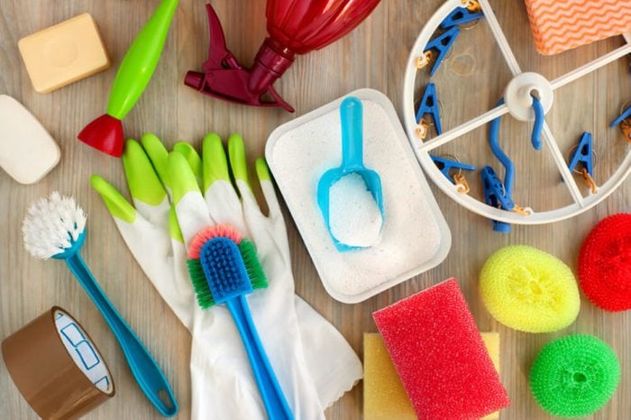 Articoli per la casa per l'igiene e la pulizia.  Sapone da bucato, mollette, guanti di gomma, spazzole sono articoli per la casa.  Vista dall'alto.  Articoli per la casa di diversi tipi.  Prodotti per l'igiene della casa.