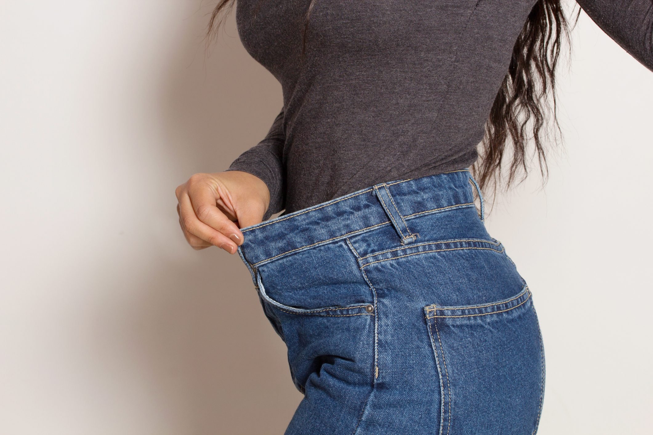 woman wearing jeans that are too big