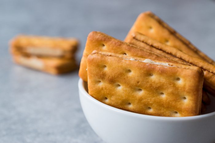 Sandwich Crackers with Cheese Cream