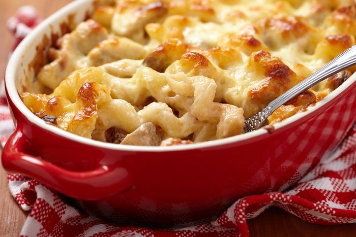 Macaroni with cheese, chicken and mushrooms