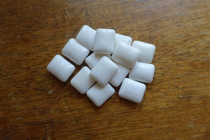 Squares of chewing gum