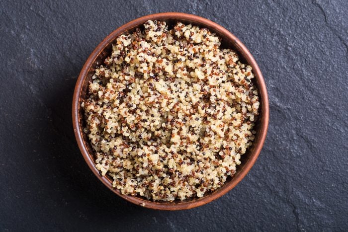 Quinoa cozida colorida saudável.  Fundo de superalimento