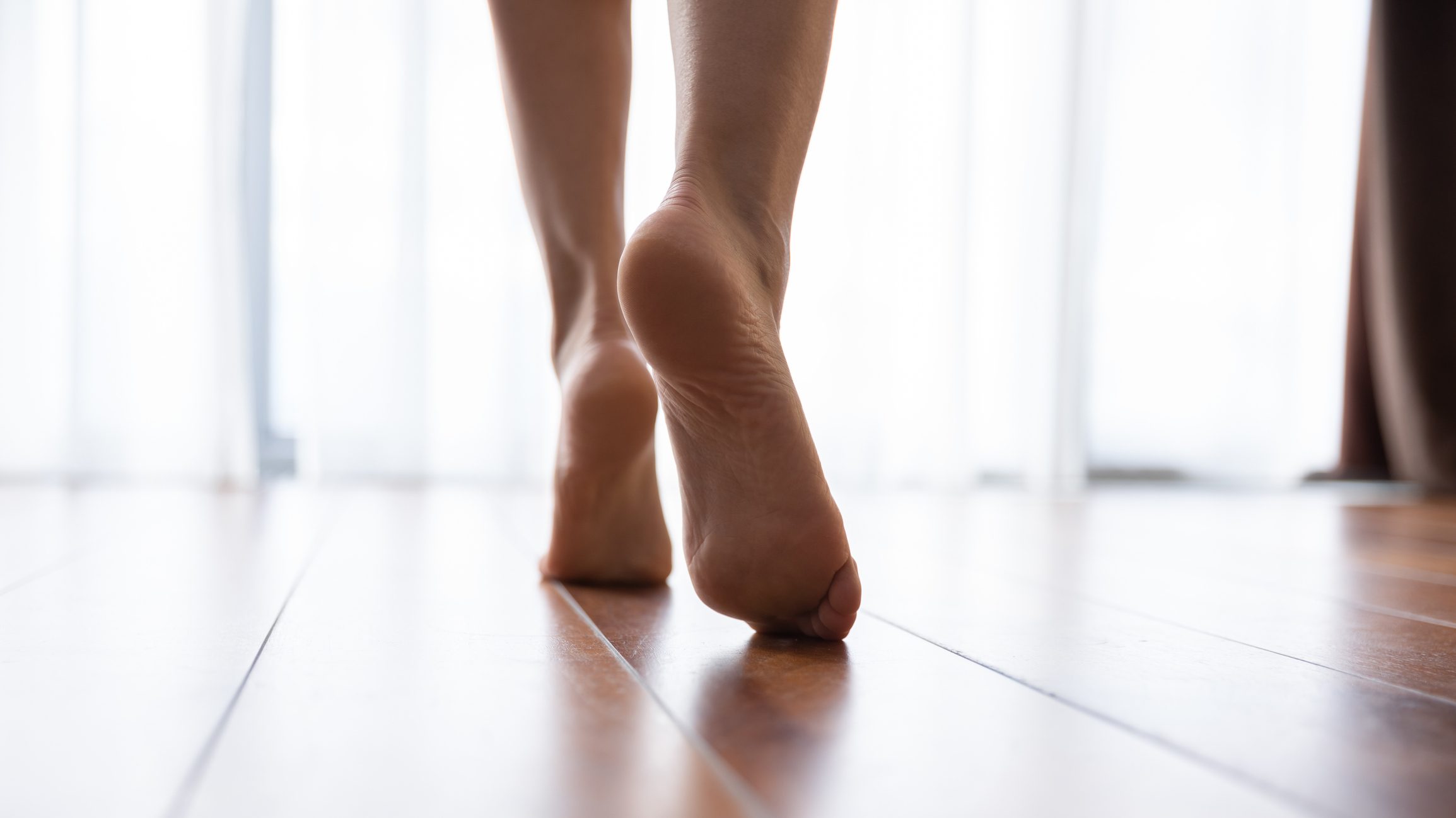 närbild av kvinnans fötter som går i hemmet's feet walking in home
