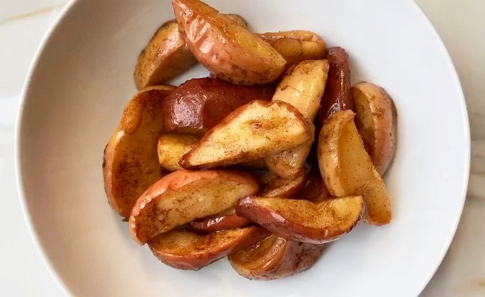 Baked apple slices spiced with cinnamon