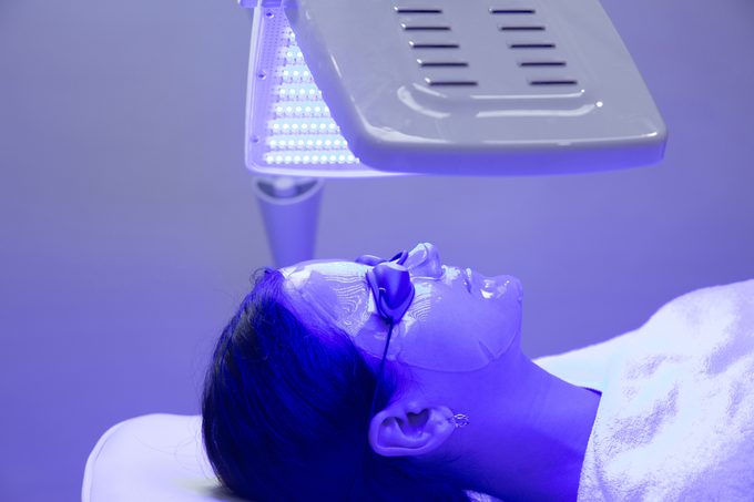 woman getting blue light therapy