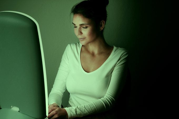 woman using green light therapy