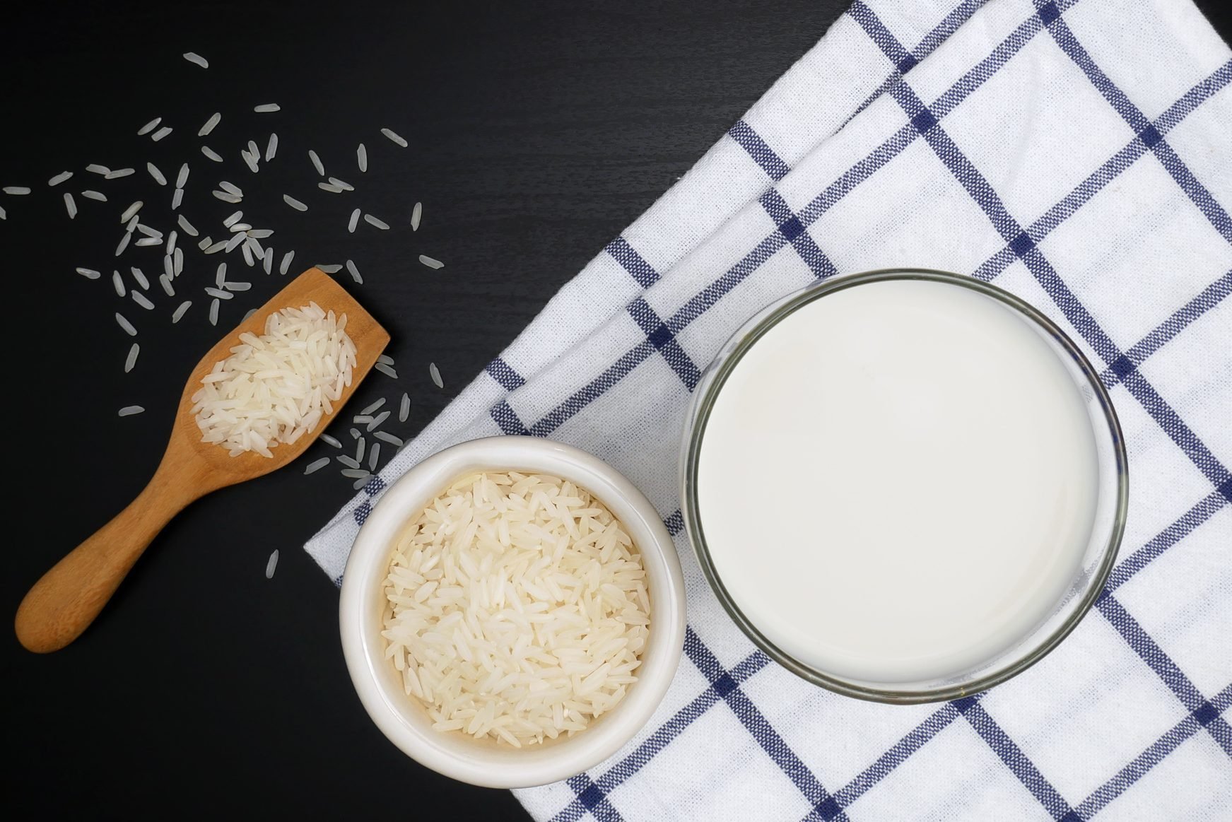 شیر و برنج روی میز سیاه