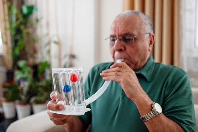 patient measures his own lung capacity