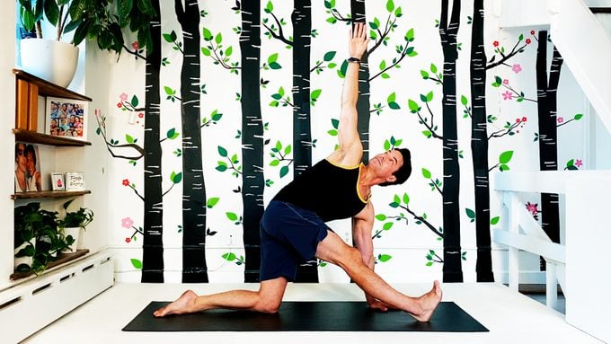 Postura de yoga con giro medio dividido