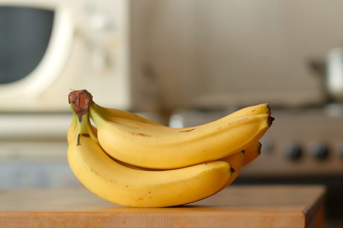 Los plátanos yacen sobre una mesa en la cocina