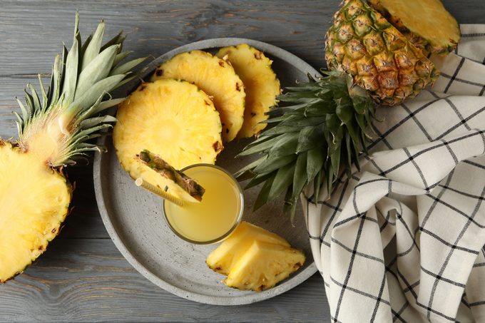 vassoio con ananas e succo di ananas