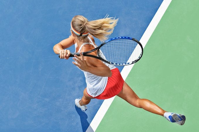 mulher jogando tênis