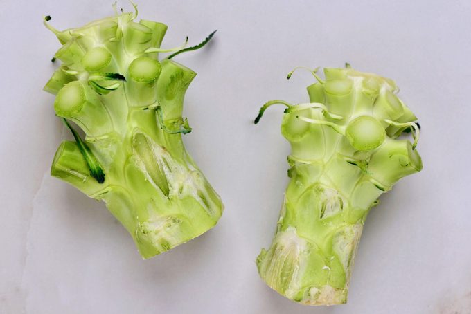 Primo piano dei gambi dei broccoli sul tavolo bianco