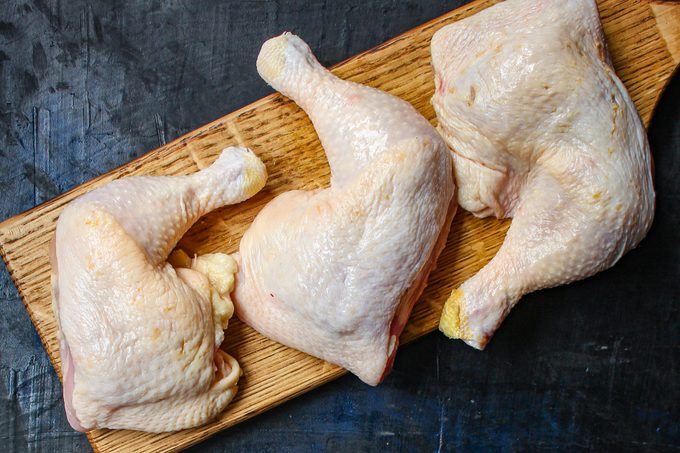 kippenvlees stukken rauwe kippenpoten dijen voedsel achtergrond bovenaanzicht kopieer ruimte voor tekst biologisch eten gezond keto of paleo dieet rauw