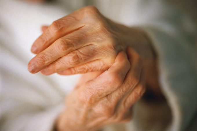 Handen van oude vrouwen