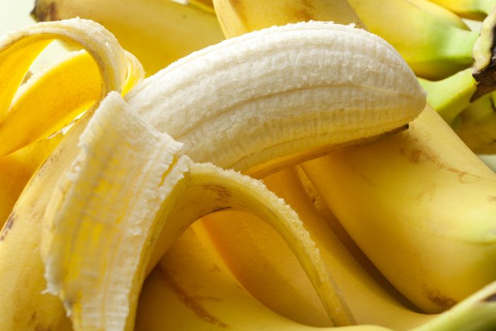 очищенный банан крупным планом