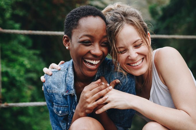 mujeres felices riendo juntas en una relación segura y feliz