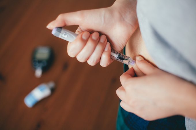 woman doing insulin injection using an insulin pen